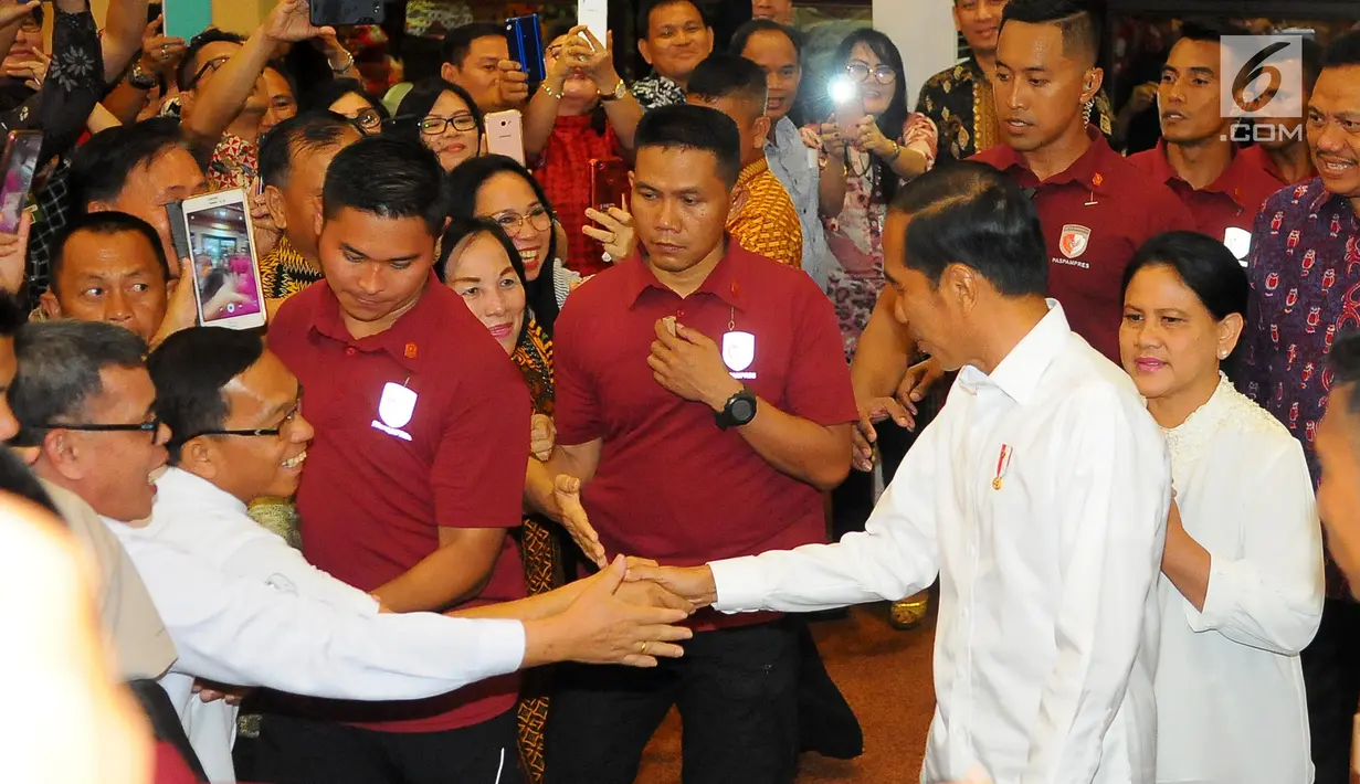 Capres nomor 01, Joko Widodo atau Jokowi menyapa masyarakat saat menghadiri silaturahmi dengan para peserta Konferensi Gereja dan Masyakarat (KGM) dan pengurus PGI di Manado, Minggu (31/3). Kehadiran Jokowi dinilai selama ini menghargai hak-hak kelompok minoritas. (Liputan6.com/Angga Yuniar)
