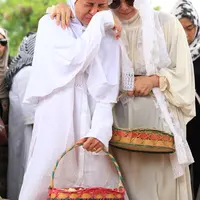 Terry Putri terlihat sangat tegar ketika sang ibunda, Hj. Tiny Yusrip meninggal dunia pada Sabtu (4/2/2017). Turut hadir di prosesi pemakaman sang ibu, Terry berusaha kuat dan menahan air matanya yang jatuh. (Adrian Putra/Bintang.com)