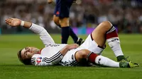 Gelandang tim nasional Jerman, Mario Gotze, mengalami cedera saat laga kontra Irlandia di Stadion Aviva, Dublin, Jumat (9/10/2015) dini hari WIB. (Reuters / Andrew Couldridge)