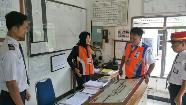 Pengecekan kesiapan infrastruktur dalam sistim perjalanan kereta api. (Foto: Liputan6.com/Muhamad Ridlo)