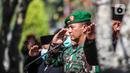 KSAD Jenderal Andika Perkasa memberi hormat saat pemakaman mantan KSAD Jenderal TNI (Purn) Pramono Edhie Wibowo di Taman Makam Pahlawan Kalibata, Jakarta, Minggu (14/6/2020). Pemakaman Pramono Edhie Wibowo dilaksanakan secara militer. (Liputan6.com/Faizal Fanani)