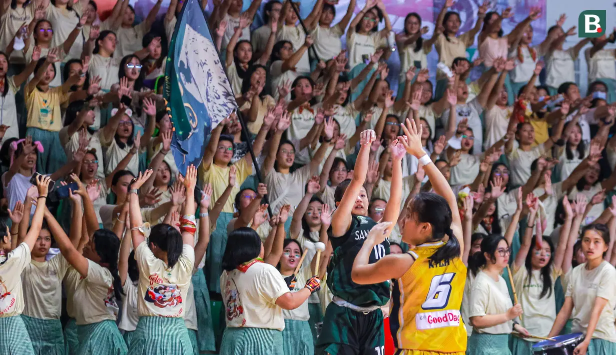 Pebasket SMA Santa Ursula, Chelsea Jovanka Atmadja menembak bola ke ring pada laga fantastic four DBL 2023/2024 Seri Jakarta Utara dan Jakarta Pusat melawan SMA Jubilee di GOR Cempaka Putih, Jakarta Pusat, Rabu (16/08/2023). (Bola.com/Bagaskara Lazuardi)