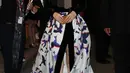 Senyum Fan Bingbing saat tiba menghadiri premier film "I Am Not Madame Bovary" selama Festival Film Internasional Toronto, Kanada, (8/9). Fan Bingbing merupakan salah satu bintang terbesar di Tiongkok. (REUTERS/Fred Thornhill)