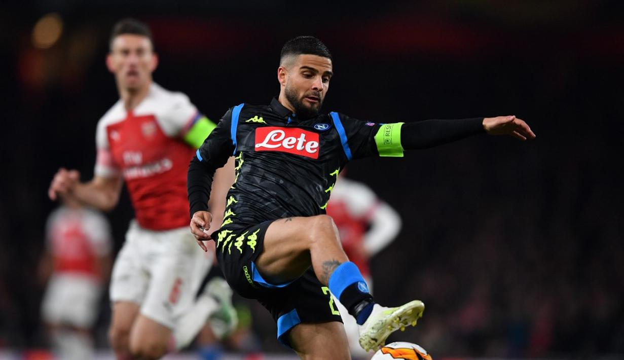 Aksi penyerang Napoli, Lorenzo Insigne pada leg 1, babak perempat final Liga Europa yang berlangsung di Stadion Emirates, London, Jumat (12/4). Arsenal menang 2-0 atas Napoli. (AFP/Ben Stansall)