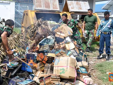 Citizen6, Surabaya: Penyiangan tersebut di lakukan karena bahan telah rusak berat dan tak mungkin diperbaiki, selain itu, penyiangan dapat mengurangi kepadatan koleksi. (Pengirim: Penkobangdikal)