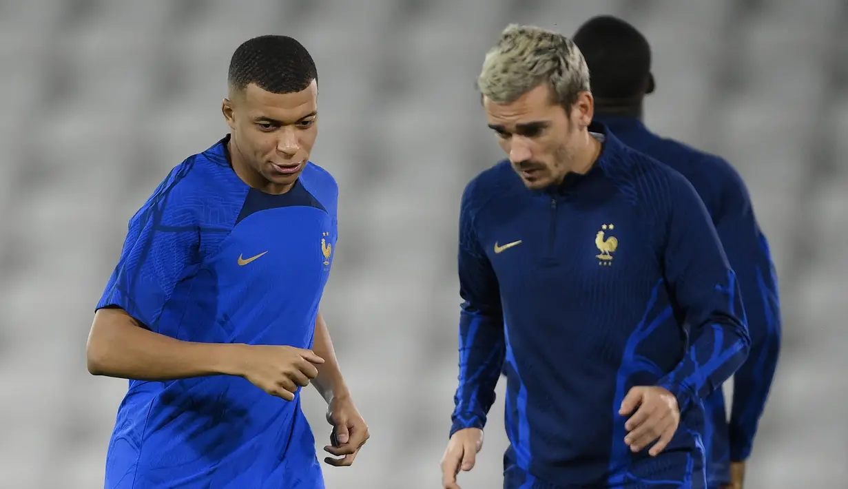 Penyerang Prancis Kylian Mbappe dan Antoine Griezmann ambil bagian dalam sesi latihan jelang laga semifinal Piala Dunia 2022 kontra Maroko di Al Sadd SC di Doha, Selasa (13/12/2022). Pertemuan Prancis vs Maroko di semifinal Piala Dunia 2022, merupakan yang pertama bagi kedua negara saling berhadapan di putaran final FIFA Wordl Cup. (FRANCK FIFE / AFP)