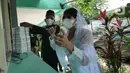 Pasangan Ririn  dan Zaenal saat melangsungkan pernikahan di KUA Kecamatan Matraman, Jakarta, Selasa (22/02/2022). Sejumlah pasangan sengaja melangsungkan pernikahan pada hari ini yang memiliki tanggal, bulan, dan tahun unik yakni 22-02-2022. (Liputan6.com/Herman Zakharia)