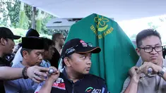 Anggota keluarga dan kerabat mengusung keranda berisi jenazah Ferrasta Soebardi atau yang dikenal sebagai Pepeng di rumah duka di kediamannya di kawasan Cinere, Depok, Rabu (6/5/2015). Pepeng meninggal dunia di usia 60 tahun. (Liputan6.com/Helmi Afandi)