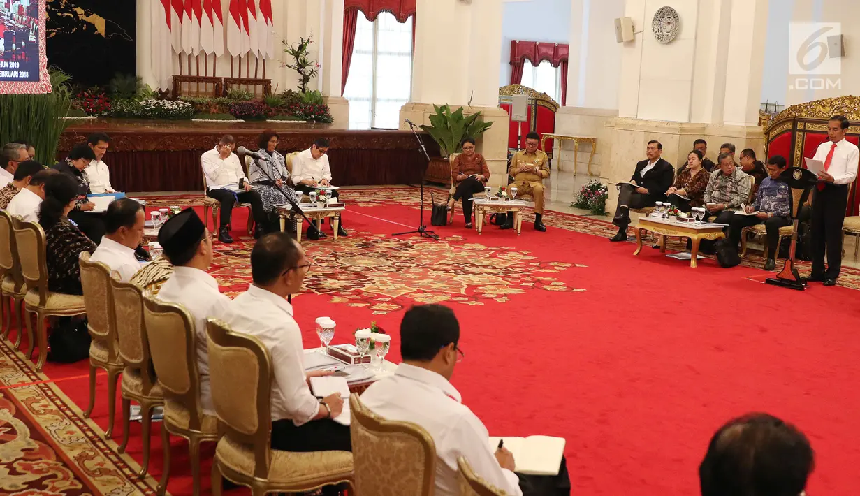 Presiden Joko Widodo atau Jokowi memberikan paparannya saat memimpin Sidang Kabinet Paripurna di Istana Negara, Jakarta, Senin (12/2). Kedua, Jokowi kembali ingatkan untuk kembali meningkatkan investasi dan ekspor. (Liputan6.com/Angga Yuniar)