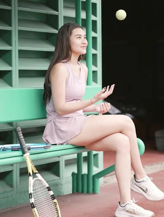Dalam akun Instagram pribadinya, baru-baru ini Aaliyah Massaid juga menjajal olahrga tenis. Berbagai olahraga yang dicoba olehnya ini pun membuat penampilan Aaliyah Massaid makin bugar. (Liputan6.com/IG/@aaliyah.massaid)
