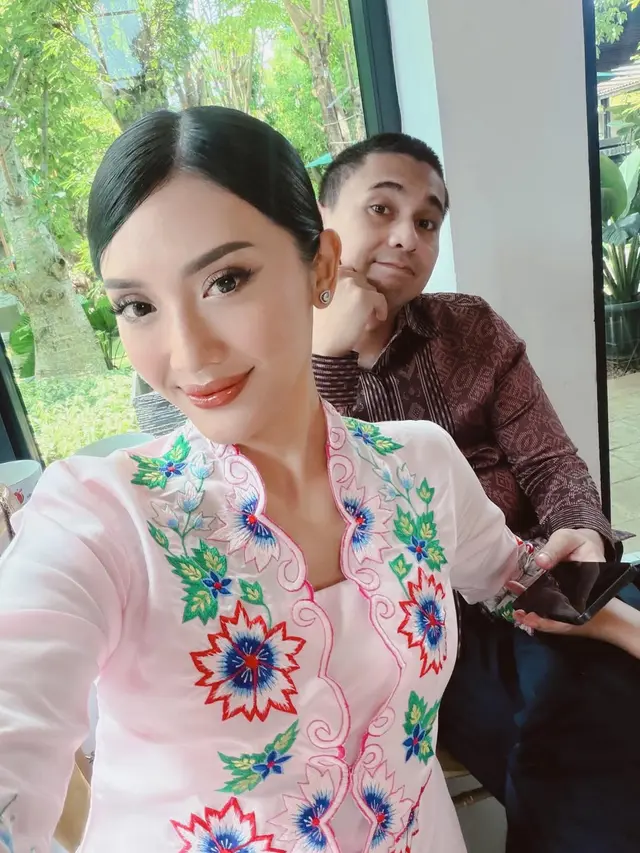 6 Potret Outfit Raditya Dika dan Anissa Aziza di Lamaran Sang Adik Edgar Nasution