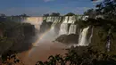 <p>Air Terjun Iguazu terdiri dari sekitar 275 aliran air terjun dengan lebar mencapai 2,7 kilometer dan ketinggian mencapai 80 meter. (Mariana SUAREZ / AFP)</p>