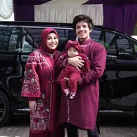 Tampilan senada Atta-Aurel-Ameena dalam pakaian warna merah maroon rancangan desainer Ayu Dyah Andhari [@aurelhermansyah]