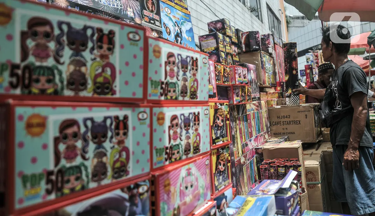 Pembeli melihat berbagai jenis kembang api yang dijual di Pasar Asemka, Jakarta, Selasa (28/12/2021). Sejumlah pedagang petasan dan kembang api mulai ramai di Pasar Asemka meskipun Pemprov DKI dan Polda Metro Jaya melarang penjualan serta perayaan malam Tahun Baru. (merdeka.com/Iqbal S Nugroho)