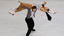 Atlet Ice skating Korea Selatan, Rebeka Kim dan  Kirill Minov saat melakukan aksi menegangkan di Turnamen Ice Skating dunia  ISU World Figure Skating Championships, Boston , Massachusetts , Amerika Serikat, (30/3). (REUTERS / Brian Snyder)