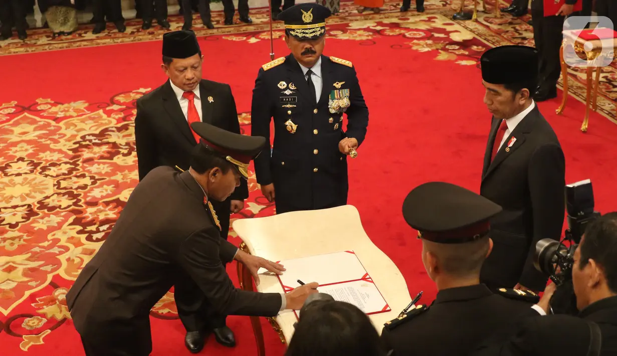 Komjen Pol Idham Azis (kiri) menandatangani berkas disaksikan Presiden Joko Widodo (kanan), Menteri Dalam Negeri Tito Karnavian (kedua kiri), Panglima TNI Hadi Tjahjanto (kedua kanan) saat upacara pelantikannya sebagai Kapolri di Istana Negara, Jakarta, Jumat (1/11/2019). (Liputan6.com/Angga Yuniar)
