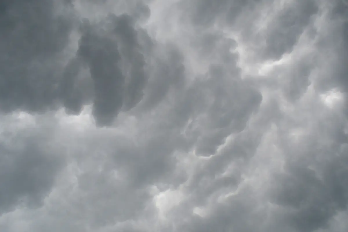 Awan tebal didahului cuaca cerah di langit Cingebul Kecamatan Lumbir, Banyumas. (Foto: Liputan6.com/Muhamad Ridlo)