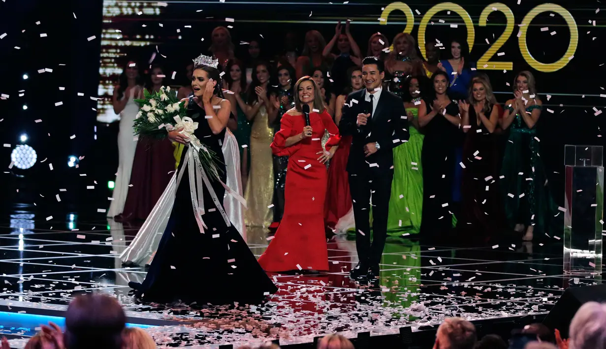 Ekspresi Miss Virginia Camille Schrier (kiri) saat dinobatkan sebagai Miss America 2020 di kasino Mohegan Sun, Uncasville, Connecticut, Amerika Serikat, Kamis (19/12/2019). Camille Schrier terpilih sebagai Miss America 2020. (AP Photo/Charles Krupa)