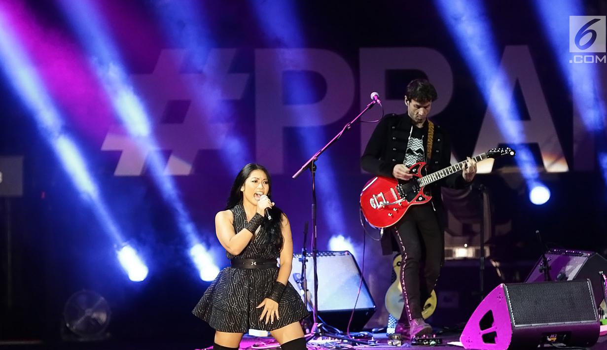 Penyanyi Anggun C Sasmi tampil menghibur penonton pada acara Prambanan Jazz Festival 2019 di Candi Prambanan, DI Yogyakarta, Minggu (7/7/2019). Tidak kurang dari 12 lagu dinyanyikan pemilik nama lengkap Anggun Cipta Sasmi ini  bersama bandnya selama satu jam. (Fimela.com/Bambang E. Ros)