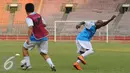 Mantan pemain timnas Indonesia. Alexander Pulalo (kanan) melakukan latihan bersama tim Primavera Baretti di Stadion GBK Jakarta, Kamis (19/5/2016). Primavera akan melakoni laga melawan legenda Italia, Sabtu (21/5). (Liputan6.com/Helmi Fithriansyah)