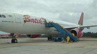Pesawat Airbus 330-300CEO registrasi PK-LDY Batik Air berada di Batam setelah mendarat dari Wuhan. (Dok Lion Air Group)
