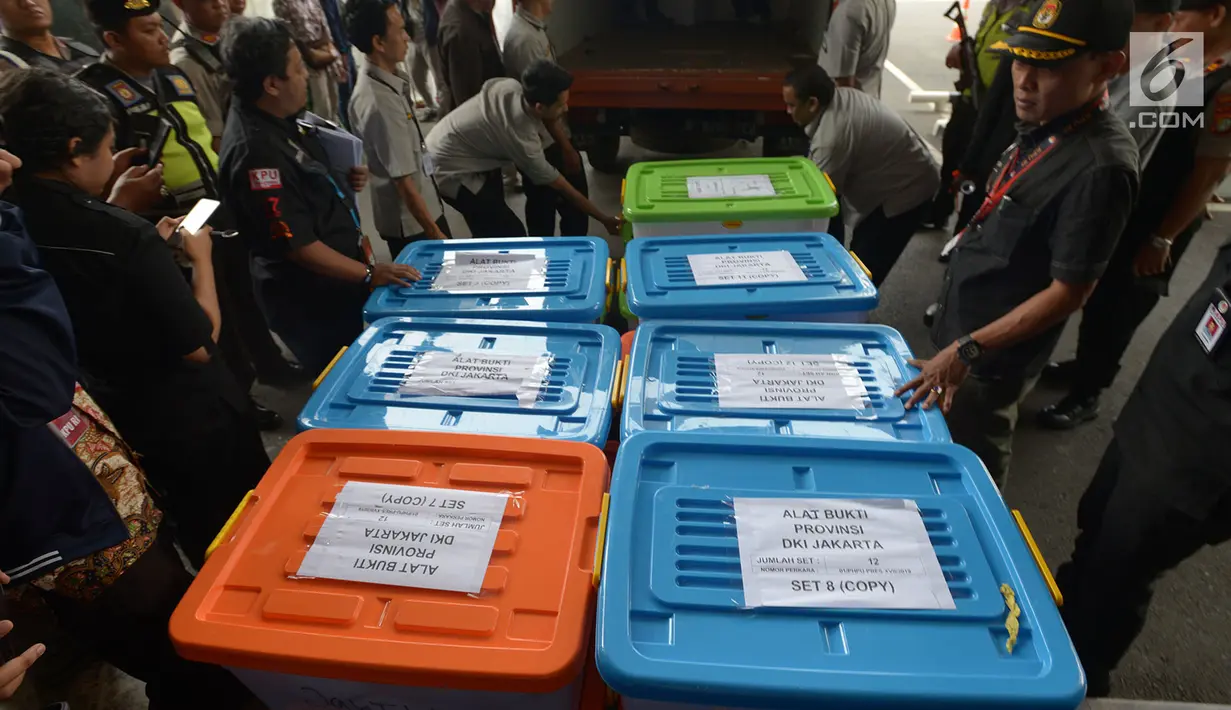 Petugas menurunkan boks berisi alat bukti berkaitan dengan Perselisihan Hasil Pemilihan Umum (PHPU) 2019 di gedung Mahkamah Konstitusi (MK), Jakarta, Rabu (12/6/2019). KPU mulai menyerahkan draf jawaban dan alat bukti terkait gugatan sengketa hasil pemilu di MK. (merdeka.com/Imam Buhori)