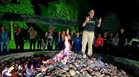 Ketua DPP PDI Perjuangan Djarot Saiful Hidayat saat menyambangi objek wisata Api Abadi di Bojonegoro. (Liputan6.com/Putu Merta Surya Putra)