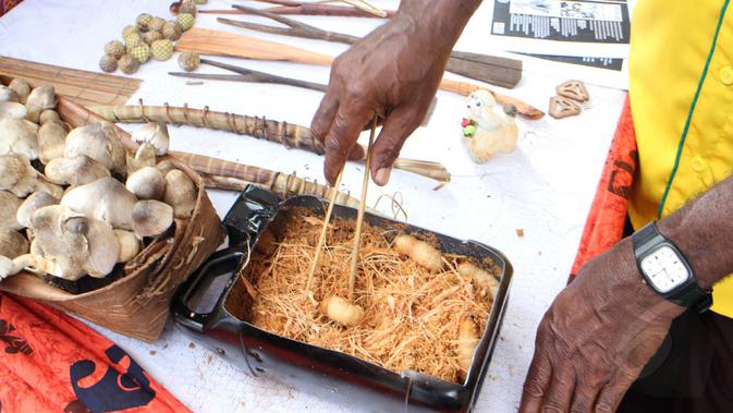 Di Festival Pangan Sagu Nusantara di Senayan, (3/5/2015), terdapat Ulat Sagu dari Papua yang dianggap memiliki kandungan gizi yang tinggi, dan ulat ini dapat langsung dimakan (Liputan6.com/Gilar Dhani)