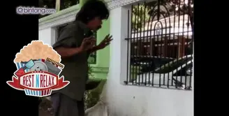 Netizen dihebohkan dengan foto seorang pria yang Salat Jumat menggunakan pakaian lusuh dan tanpa alas kaki di luar pagar Masjid Agung Garut, Jawa Barat, pada Jumat 