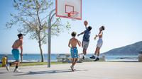 Ilustrasi Bermain Basket (Photo by Tim Mossholder on Unsplash)