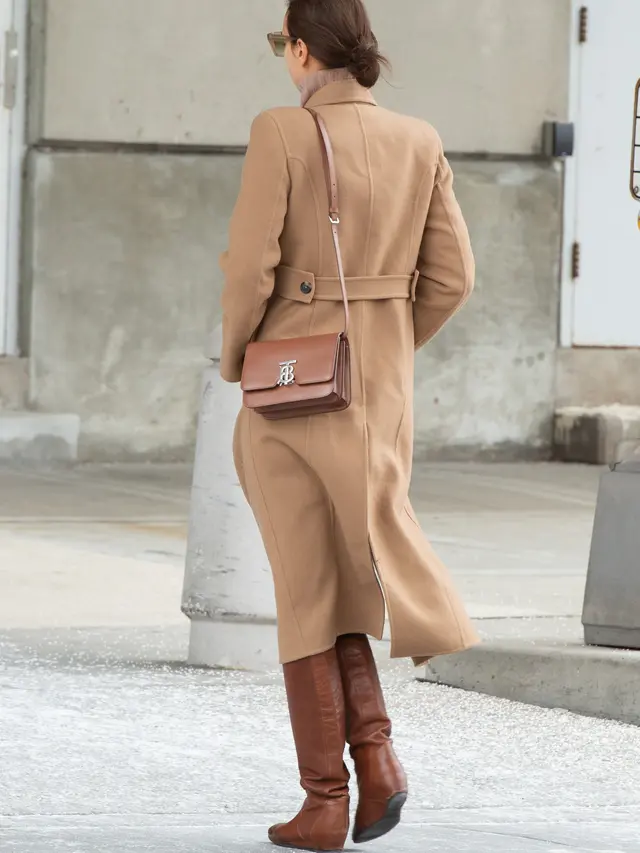 Irina Shayk pakai tas TB Burberry