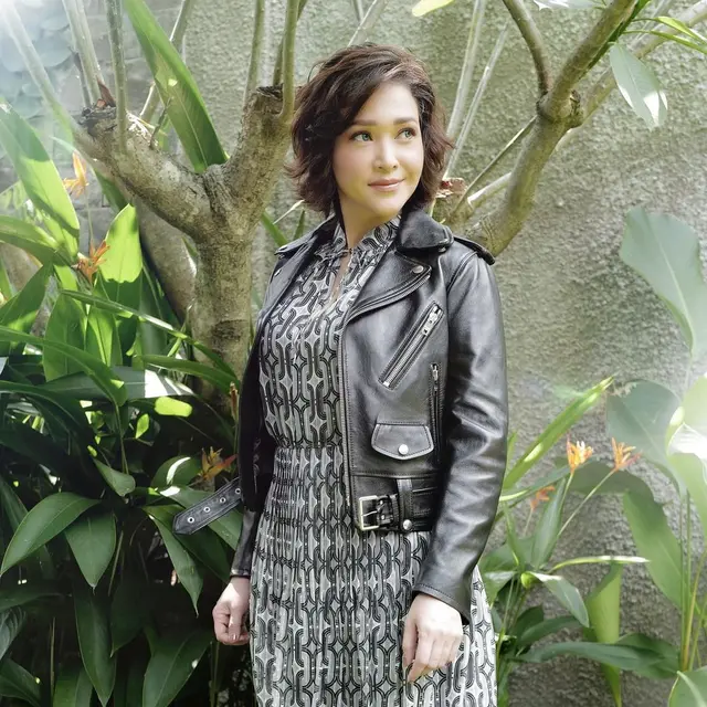 Maia Estianty Beri 10 Ide Styling Maxi Dress Dan Rok Panjang Fashion Fimela Com