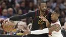 Pemain Cleveland Cavaliers, Dwyane Wade (kiri) berusaha menerobos pertahanan pemain Chicago Bulls, Kris Dunn pada laga NBA basketball game di Quicken Loans Arena, Cleveland, (21/12/2017). Cleveland menang 115-112. (AP/Tony Dejak)
