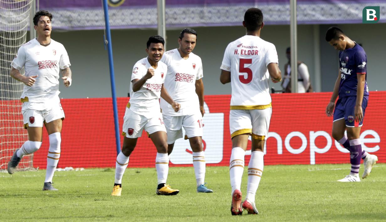 Pemain PSM Makassar merayakan gol yang dicetak oleh Asnawi Mangkualam, ke gawang Persita Tangerang pada laga Shopee Liga 1 di Stadion Sport Center Tangerang, Jumat, (6/3/2020). Kedua tim bermain imbang 1-1. (Bola.com/M Iqbal Ichsan)