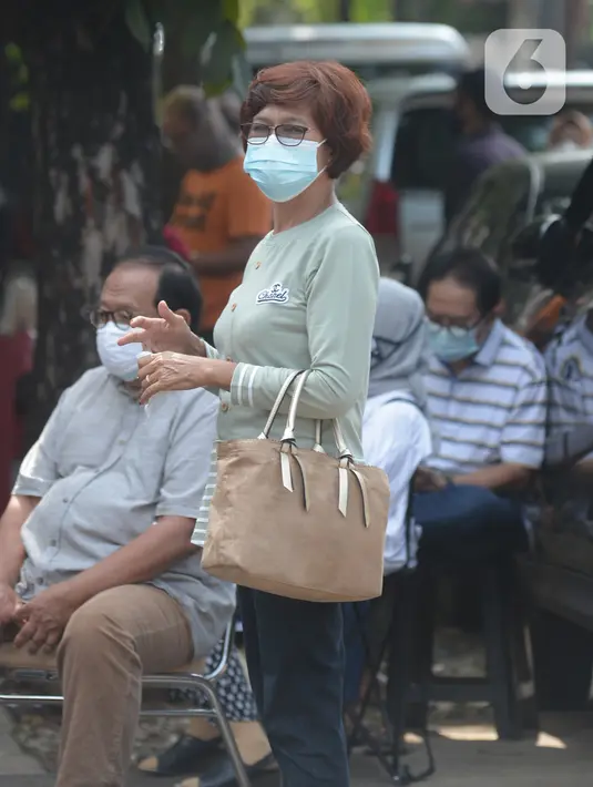 Antrean peserta vaksinasi COVID-19 untuk warga lanjut usia (lansia) di Balai Besar Pelatihan Kesehatan Jakarta, Jalan Hang Jebat, Jakarta Selatan, Selasa (2/3/2021). Vaksinasi Covid-19 itu diperuntukan bagi warga lansia berusia 60 tahun ke atas dan ber-KTP DKI Jakarta. (merdeka.com/Imam Buhori)