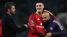 Hingga babak kedua berakhir, skor 0-1 tidak berubah dan Setan Merah pulang membawa poin penuh dari Merseyside. Tampak dalam foto, reaksi pelatih sementara Manchester United asal Inggris, Michael Carrick (kiri), saat striker Manchester United asal Slovenia bernomor punggung 30, Benjamin Sesko (tengah), merayakan kemenangan bersama gelandang Manchester United asal Kamerun, Bryan Mbeumo, setelah pertandingan pekan ke-27 Liga Primer Inggris 2025/2026 melawan Everton di Stadion Hill Dickinson, Liverpool, barat laut Inggris, Senin 23 Februari 2026 waktu setempat atau Selasa 24 Februari 2026 dini hari WIB. (Paul ELLIS/AFP)