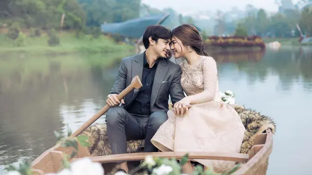 6 Gaya Prewedding Felicya Angelista dan Caesar Hito di Atas Perahu, Romantis