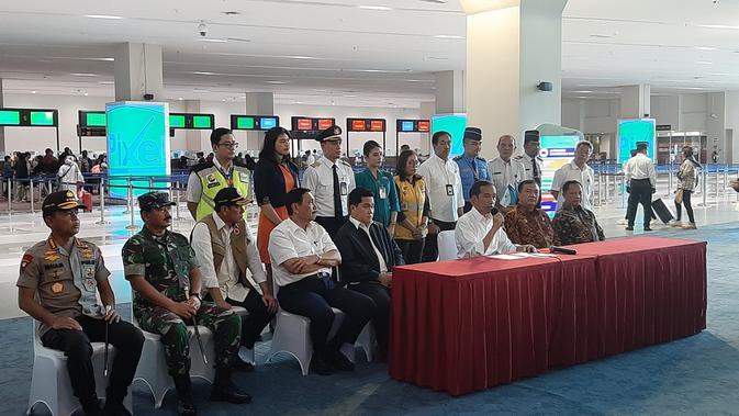 Presiden Joko Widodo atau Jokowi di Bandara Soekarno Hatta, Jumat (13/3/2020). (Liputan6.com/ Pramita Tristiawati)