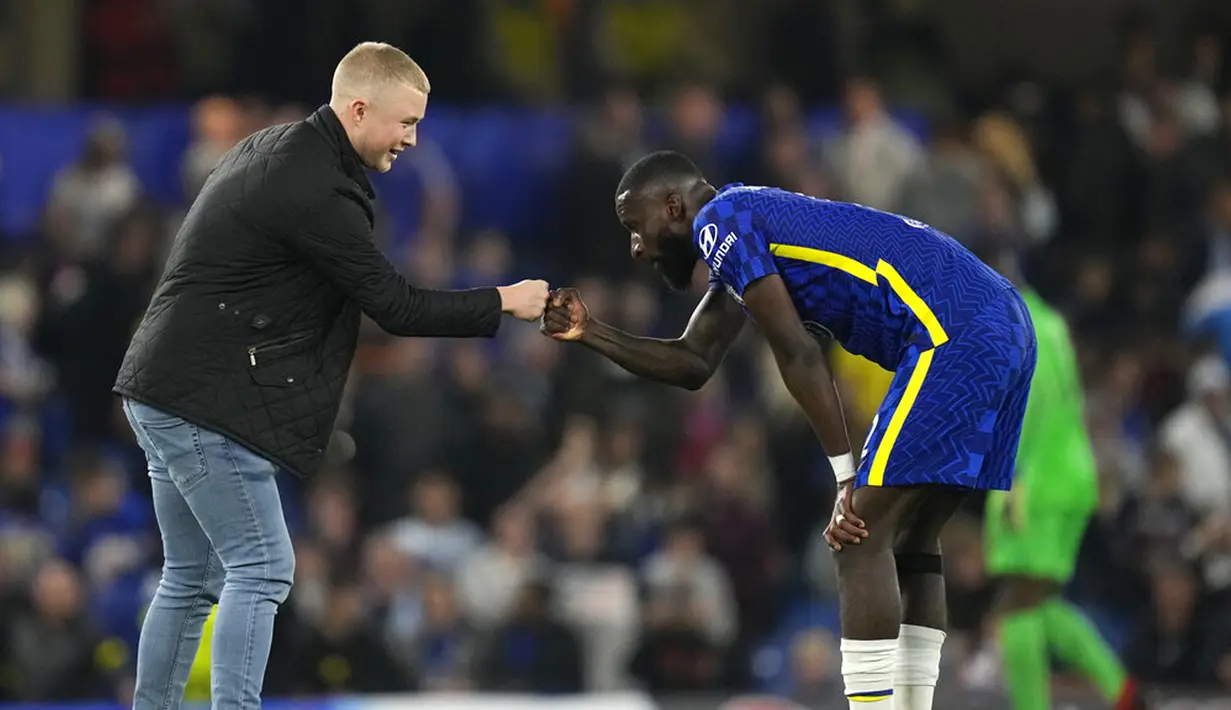 Pemain Chelsea Antonio Rudiger meladeni seorang penggemar yang melompat ke lapangan pada akhir laga melawan Zenit St Petersburg dalam pertandingan Grup H Liga Champions di Stadion Stamford Bridge, London, Inggris, Selasa (14/9/2021). Chelsea menang 1-0. (AP Photo/Kirsty Wigglesworth)