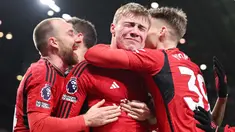 Pemain Manchester United, Rasmus Hojlund, melakukan selebrasi setelah mencetak gol ke gawang Aston Villa pada pekan ke-19 Premier League 2023/2024 di Stadion Old Trafford, Rabu (27/12/2023). Pemain asal Denmark ini akhirnya berhasil mencetak gol perdana untuk Setan Merah di Liga Inggris. (AFP/Oli Scarff)