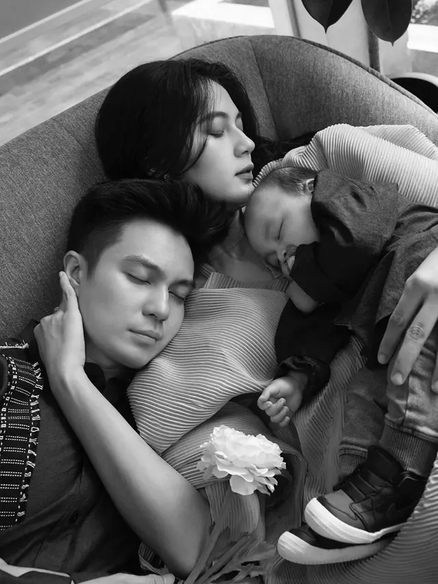 6 Gaya Pemotretan Keluarga Kecil Baim Wong dan Paula Verhoeven, Simpel
