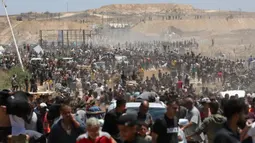 Ribuan warga Palestina menyerbu pusat distribusi bantuan yang disalurkan Gaza Humanitarian Foundation (GHF) yang baru dibentuk Amerika Serikat dan Israel di Jalur Gaza tengah pada 29 Mei 2025. (Eyad BABA/AFP)