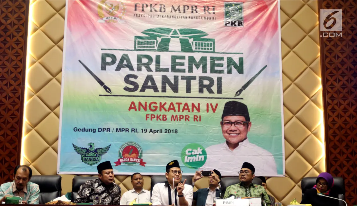 Wakil Ketua MPR Muhaimin Iskandar atau Cak Imin (tengah) memberi sambutan dalam Parlemen Santri Angkatan IV F-PKB MPR RI, Jakarta, Kamis (19/4). Acara ini dihadiri perwakilan santri dari seluruh Nusantara. (Liputan6.com/Johan Tallo)