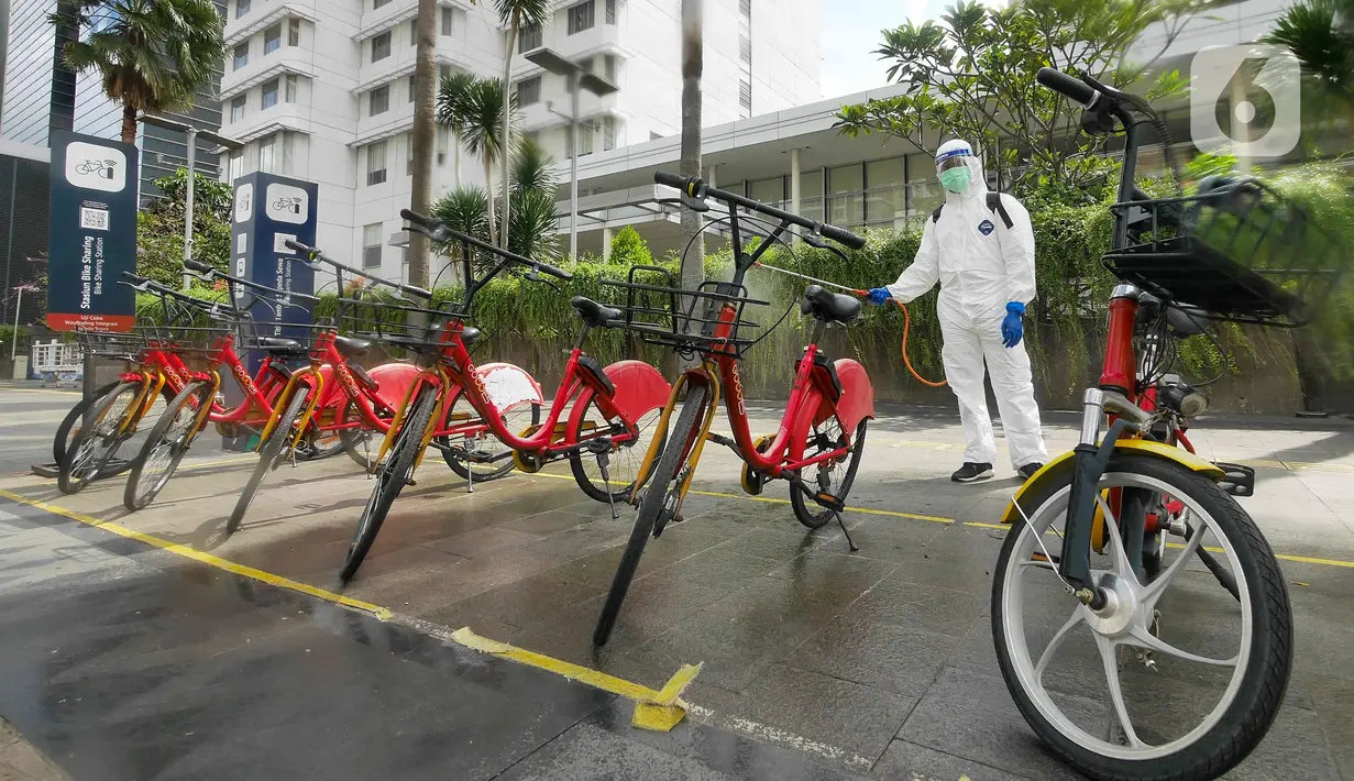 Petugas PMI DKI Jakarta menyempotkan disinfektan ke sepeda bike sharing Gowes di kawasan Bundaran HI, Senin (7/2/2022). Penyemprotan disinfektan untuk sterilisasi di beberapa titik guna mencegah penyebaran varian omicron yang saat ini sedang mengalami peningkatan (Liputan6.com/Herman Zakharia)