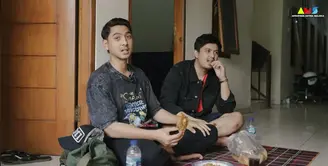 Bersama teman kos-nya, Arya Saloka belum lama ini nostalgia di tempat yang pernah ditinggali sebelum populer. Sambil minum kopi dan makan gorengan Arya mengenang saat masih ngekos. Berikut  potretnya. [Youtube/Rumah Kelana Pictures]