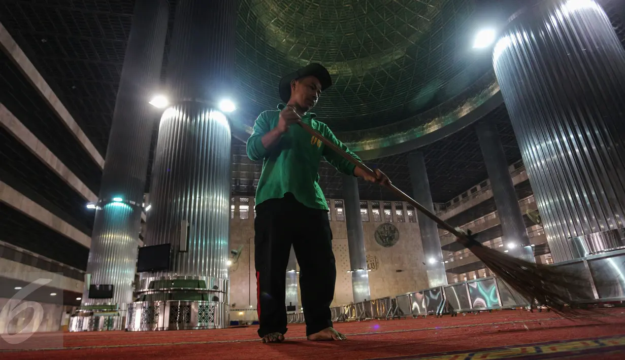 Petugas membersihkan karpet untuk persiapan salat tarawih di Masjid Istiqlal, Jakarta, Rabu (17/6/2015). Warga Muslim di Indonesia bersiap menjalankan ibadah puasa 1436 H dengan ditandai pelaksanaan salat sunat tarawih. (Liputan6.com/Faizal Fanani) 