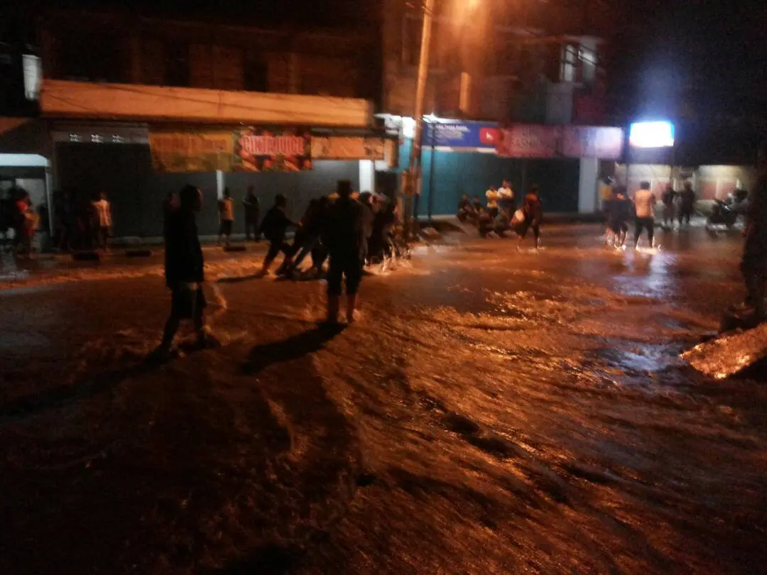 Hujan deras menyebabkan sejumlah titik di kota itu terendam banjir sejak malam tadi. (Liputan6.com/Jayadi Supriadin).