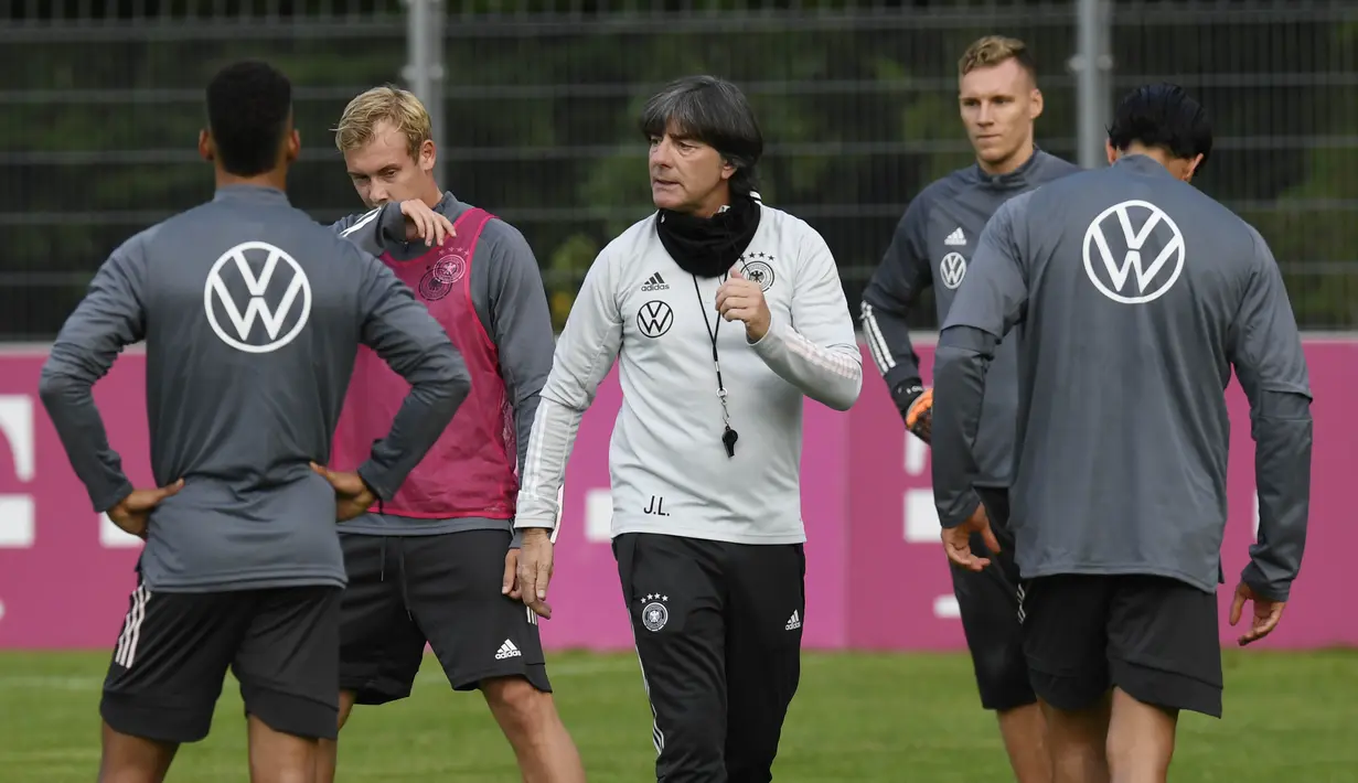 Pelatih Timnas Jerman, Joachim Loew, memimpin sesi latihan jelang laga UEFA Nations League di Stuttgart, Senin (31/8/2020). Jerman akan berhadapan dengan Spanyol. (AFP/Thomas Kienzle)
