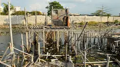 Kondisi toilet umum yang berada di kawasan wisata Pantai Marunda, Jakarta, Rabu (10/8). Kurangnya perhatian dari pemerintah membuat kawasan wisata tersebut terlihat kumuh dan mengganggu pemandangan. (Liputan6.com/Gempur M Surya)