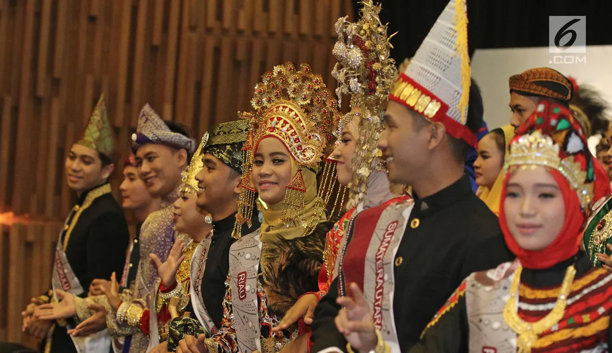 Peserta Liga Dangdut Indonesia saat jumpa pers di SCTV Tower, Jakarta, Jumat (12/1). Peserta akan diperkenalkan dalam "konser Selamat Datang Liga Dangdut Indonesia" hari Senin 15/1/2018 Live pukul 19.00 WIB. (Liputan6.com/Herman Zakharia)